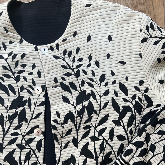 Reversible Jacket with Pockets. Size Large - Picture 3 of 3